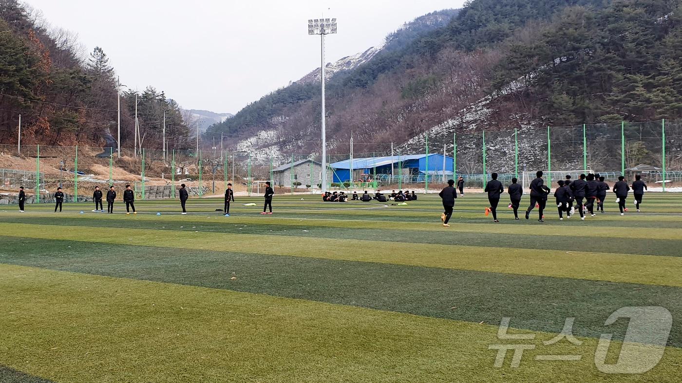 합천군에서 동계전지훈련 중인 축구팀&#40;합천군 제공&#41;.