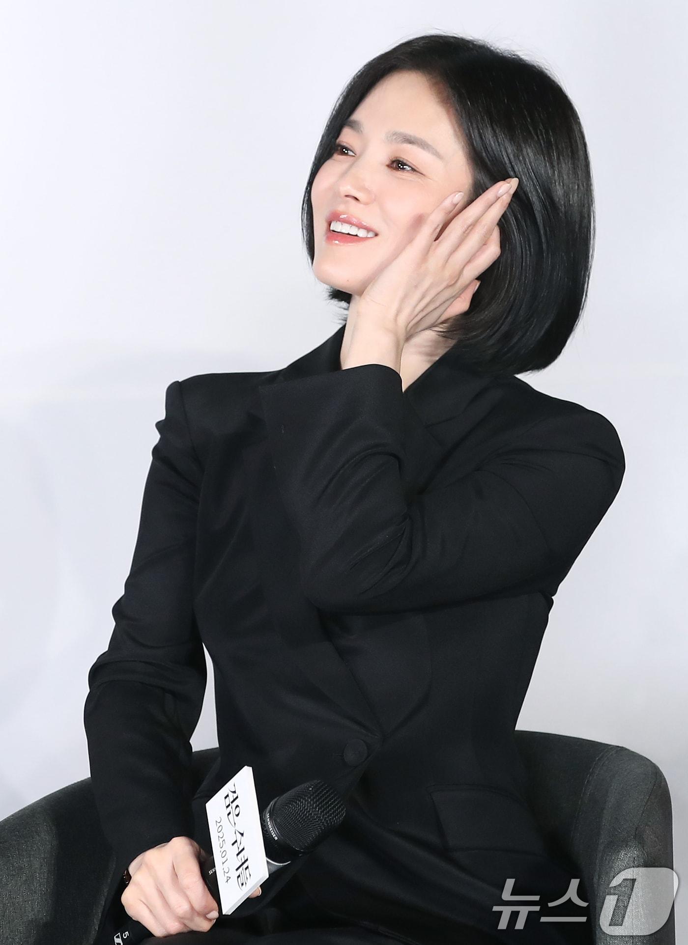 배우 송혜교가 16일 서울 용산구 CGV 용산아이파크몰에서 열린 영화 &#39;검은 수녀들&#39;&#40;감독 권혁재&#41; 제작보고회에서 매력을 발산하고 있다. &#39;검은 수녀들&#39;은 강력한 악령에 사로잡힌 소년을 구하기 위해 금지된 의식에 나서는 사람들의 이야기를 그린 작품이다. 2024.12.16/뉴스1 ⓒ News1 권현진 기자