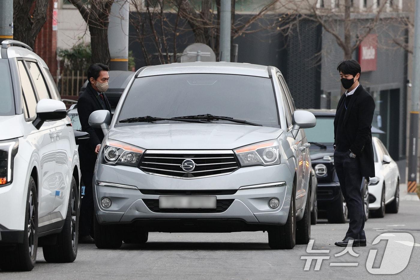 &#39;12·3 비상계엄 사태&#39;를 수사하는 공조수사본부 관계자가 16일 오후 서울 용산구 한남동 대통령 관저에서 윤석열 대통령에 대한 출석 요구서 전달에 실패한 후 차량에 탑승하고 있다. 공조본은 이날 출석 요구서를 전달하기 위해 대통령실과 관저를 찾았지만 불발됐다. 2024.12.16/뉴스1 ⓒ News1 신웅수 기자