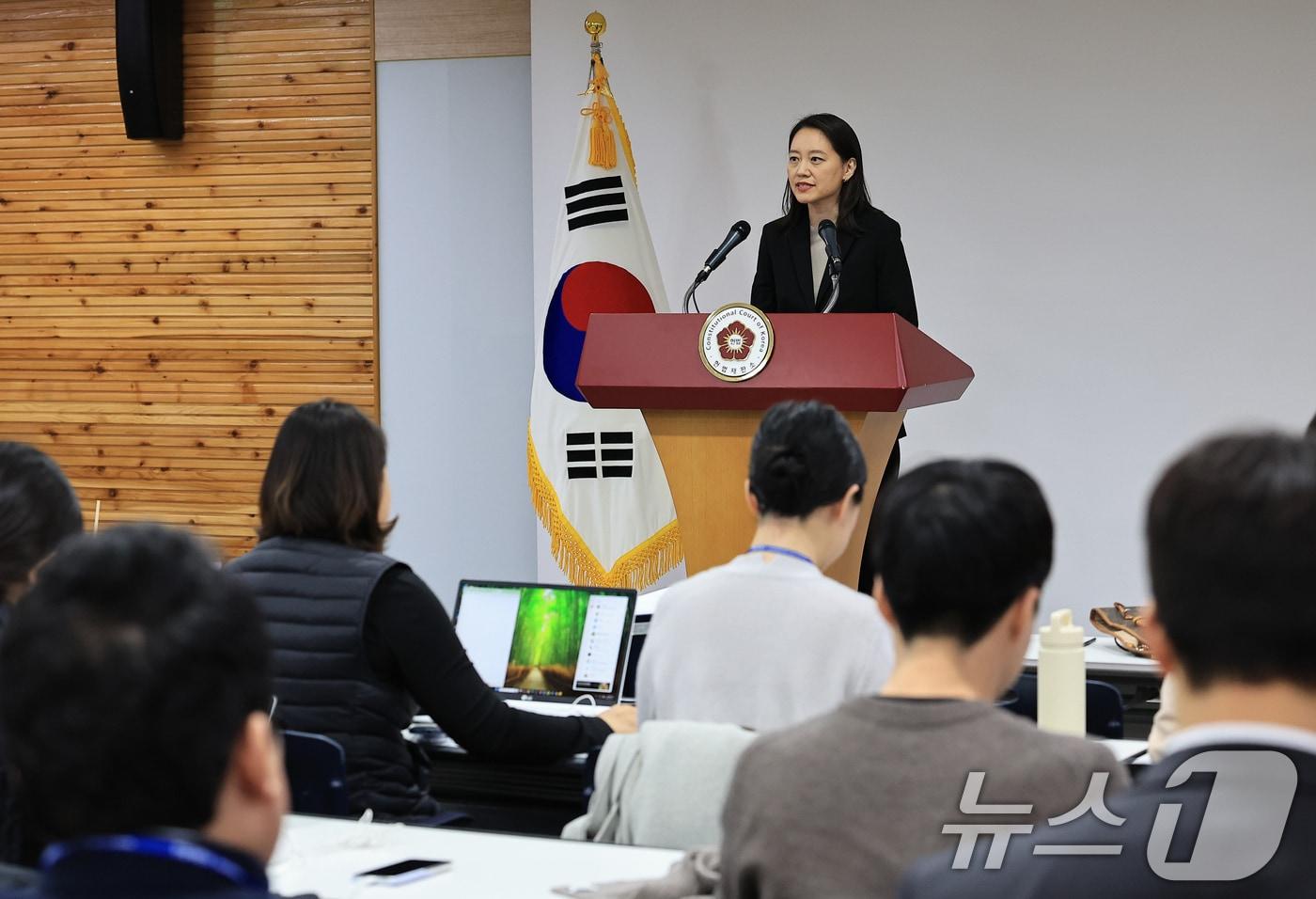 이진 헌법재판소 공보관이 16일 오후 서울 종로구 재동 헌법재판소에서 ‘윤석열 탄핵심판’ 사건 브리핑을 하고 있다 . 헌법재판소는 이날 문형배 헌재소장 권한대행 소집으로 6명의 재판관이 모두 참여하는 재판관 회의를 갖고 윤석열 대통령에 대한 본격적인 탄핵심판절차에 돌입했다. 2024.12.16/뉴스1 ⓒ News1 박정호 기자