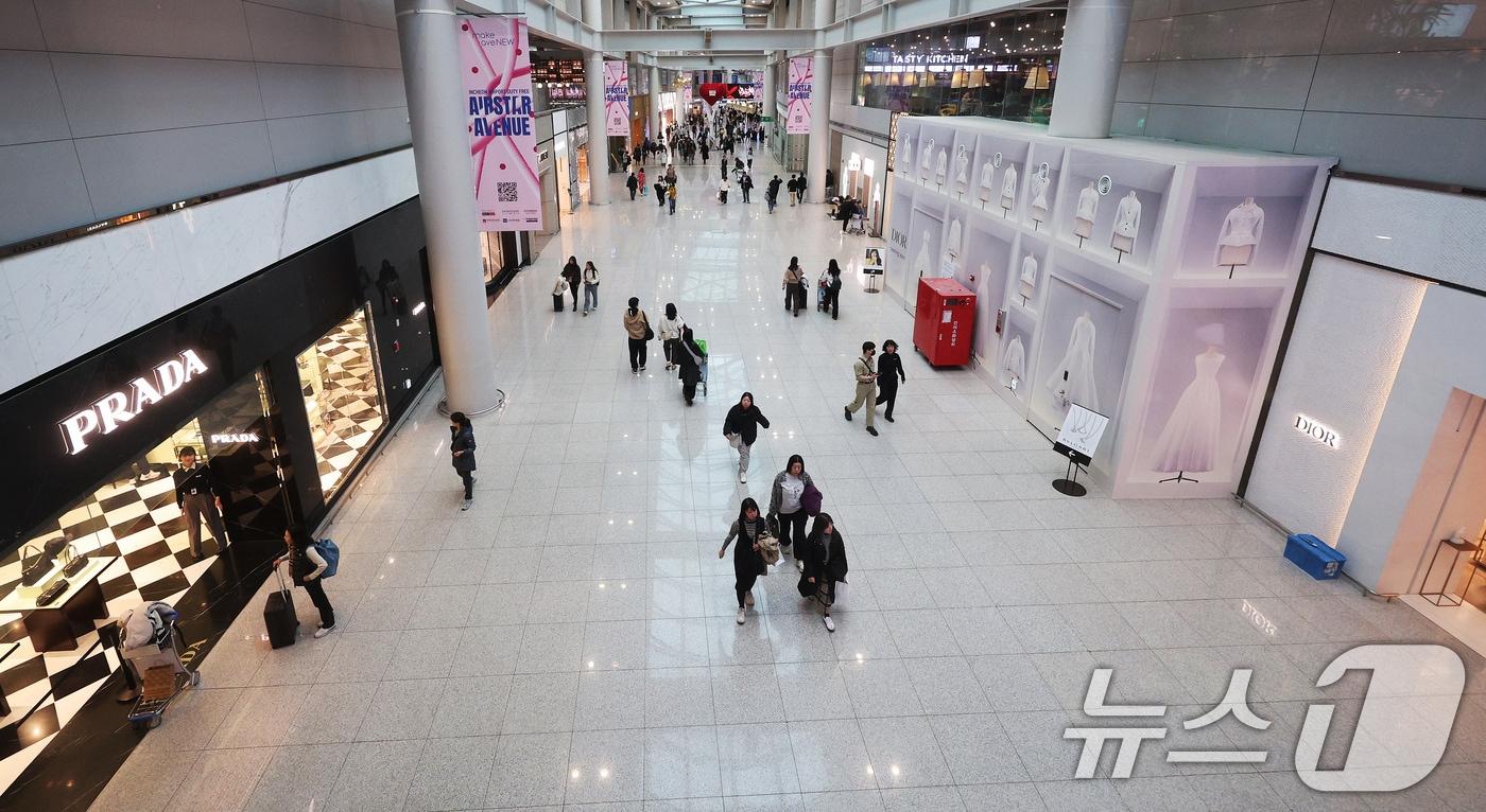 16일 오후 인천국제공항 제1터미널 면세구역에서 여행객들이 이동하고 있다. 2024.12.16/뉴스1 ⓒ News1 