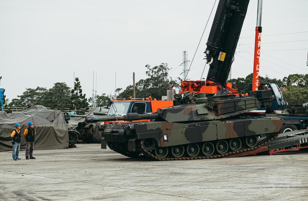 16일 새벽 대만 타이베이항에서 군인들이 M1A2 에이브럼스 전차 하역 작업을 하고 있다. &#40;출처=대만 국방부 홈페이지&#41;