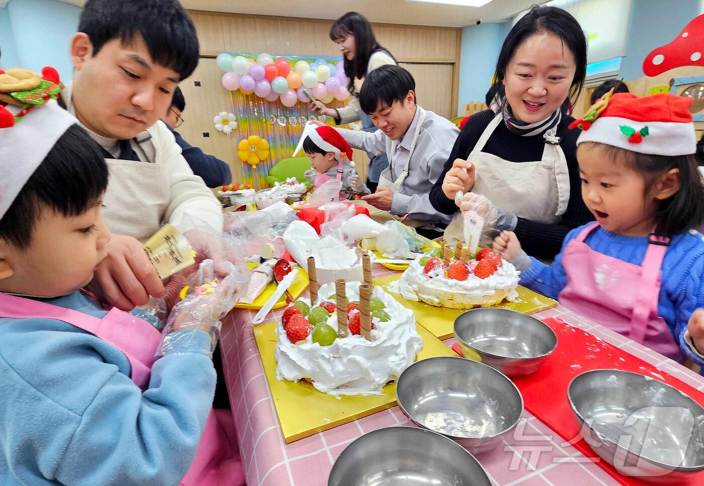 광주 북구청직장어린이집에서 16일 열린 학부모와 함께하는 요리활동 시간에 아이들이 엄마와 함께 케익을 만들며 즐거운 시간을 보내고 있다.&#40;광주 북구 제공&#41; /뉴스1 ⓒ News1 박지현 기자