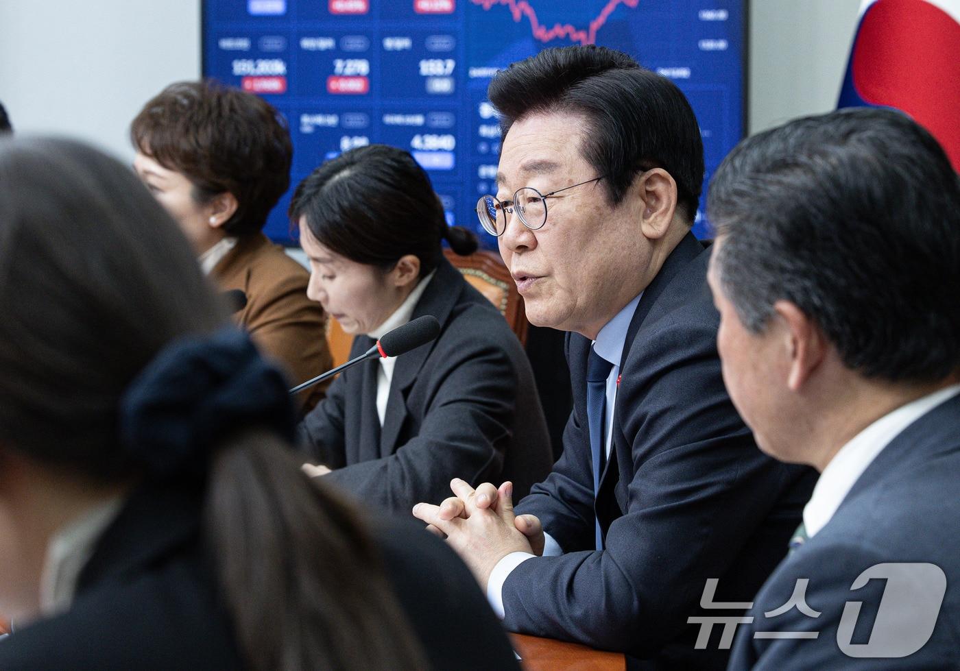 이재명 더불어민주당 대표가 16일 오후 서울 여의도 국회에서 제임스 김 주한미국상공회의소&#40;AMCHAM&#41; 회장을 접견하며 발언하고 있다. 2024.12.16/뉴스1 ⓒ News1 이재명 기자