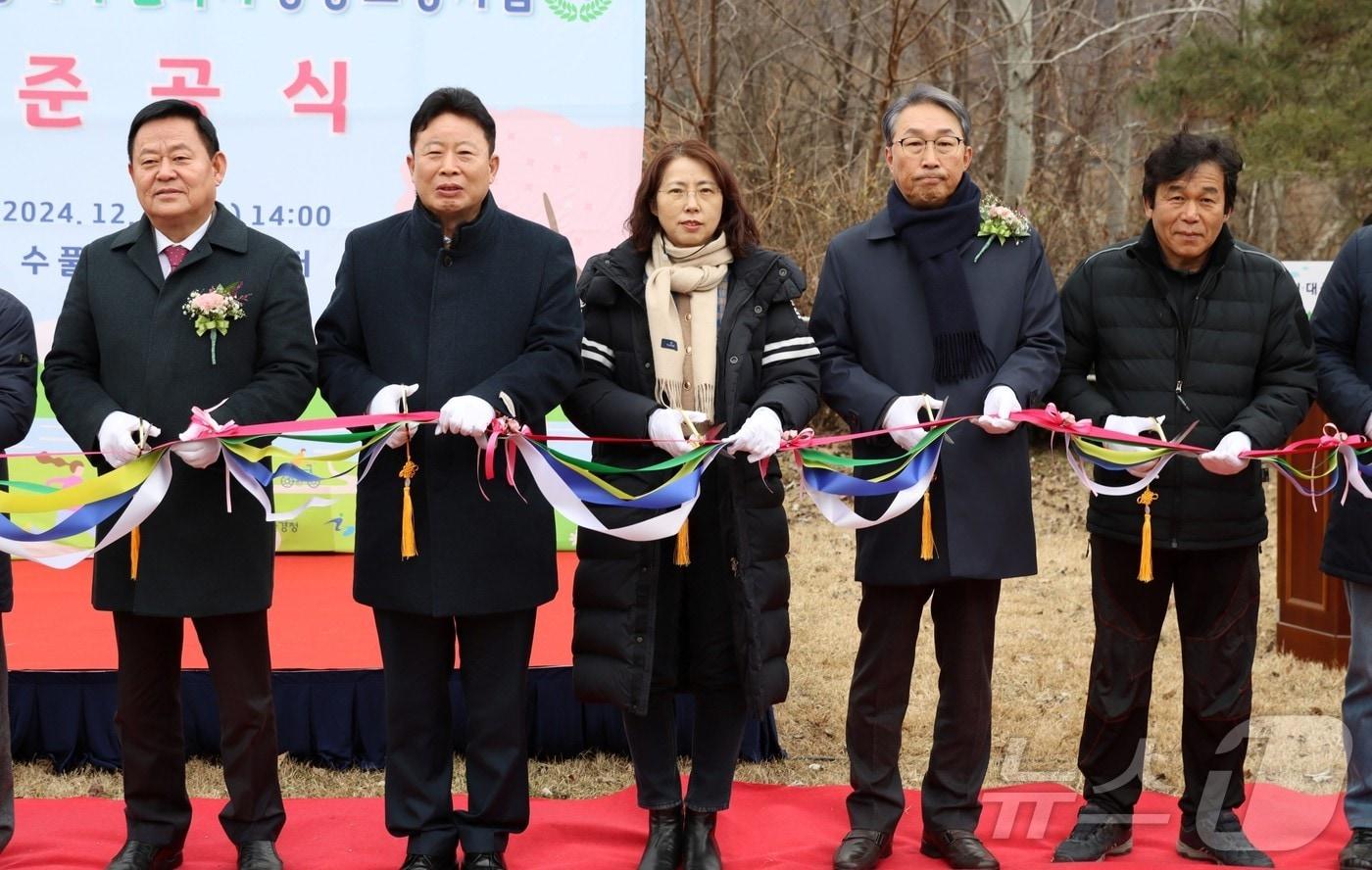 한미옥 한강청 유역관리국장&#40;중앙&#41;이 16일, 가평군 수풀로 삼회·대성리 공동조성사업 준공식에서 내빈들과 테이프 커팅식을 하고 있다.&#40;한강청 제공&#41;