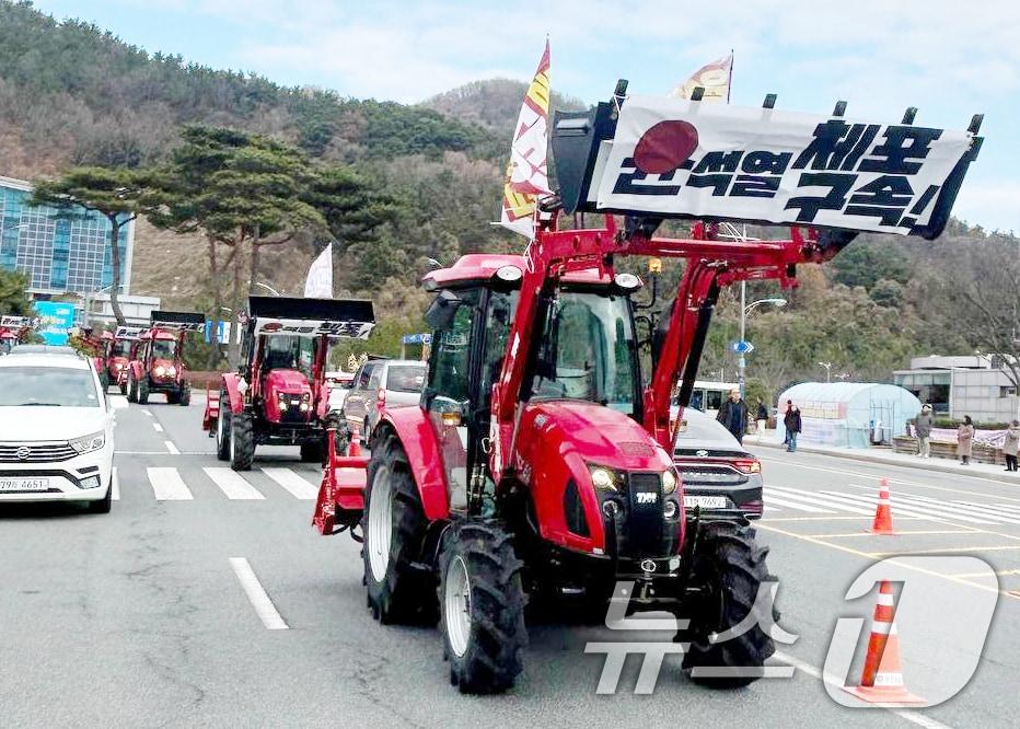 전국농민회총연맹 광주전남연맹 소속 농민들이 16일 전남도청 앞에서 &#39;윤석열 체포 결사대 출정식&#39;을 마치고 대통령 관저를 향해 상경 행진을 벌이고 있다.&#40;전농 광주전남연맹 제공&#41;2024.12.16/뉴스1 