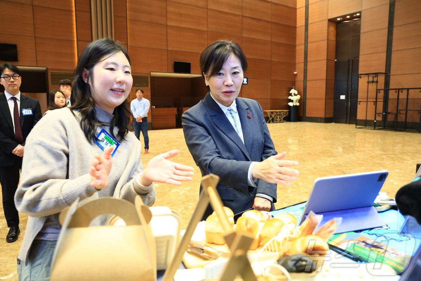 송미령 농림축산식품부 장관이 대전 호텔ICC에서 열린 &#34;농업‧농촌‧농산업의 미래 주역 청년들과의 소통 한마당＂에서 전시장을 둘러보고 있다. &#40;농림축산식품부 제공&#41; 2024.12.16/뉴스1