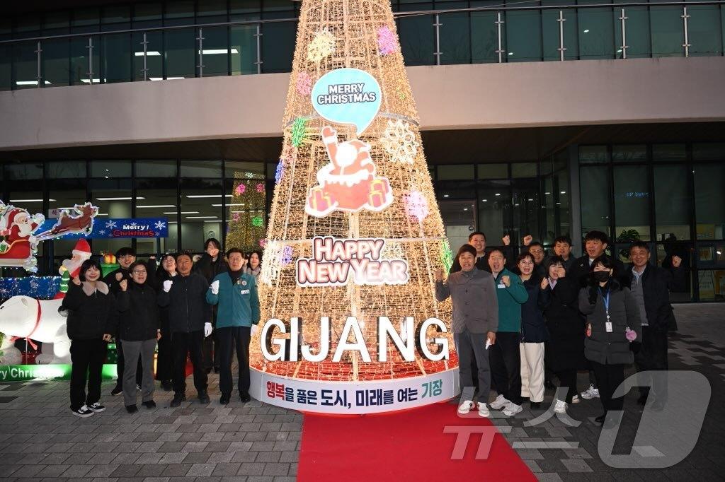 기장군 관계자들이 성탄트리 점등식 후 기념 사진을 찍고 있다.&#40;기장군청 제공&#41;