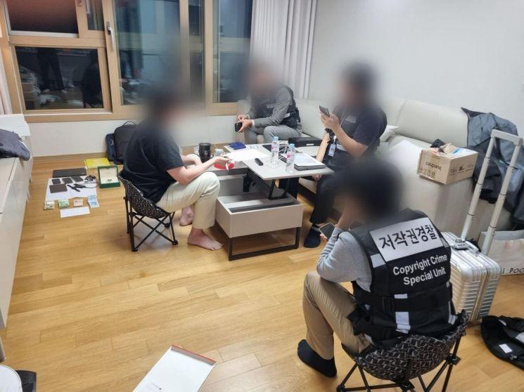 문화체육관광부 저작권범죄과학수사대가 누누티비 운영자 A씨를 검거한 후 진술을 확보하고 있다.&#40;문화체육관광부 제공&#41;