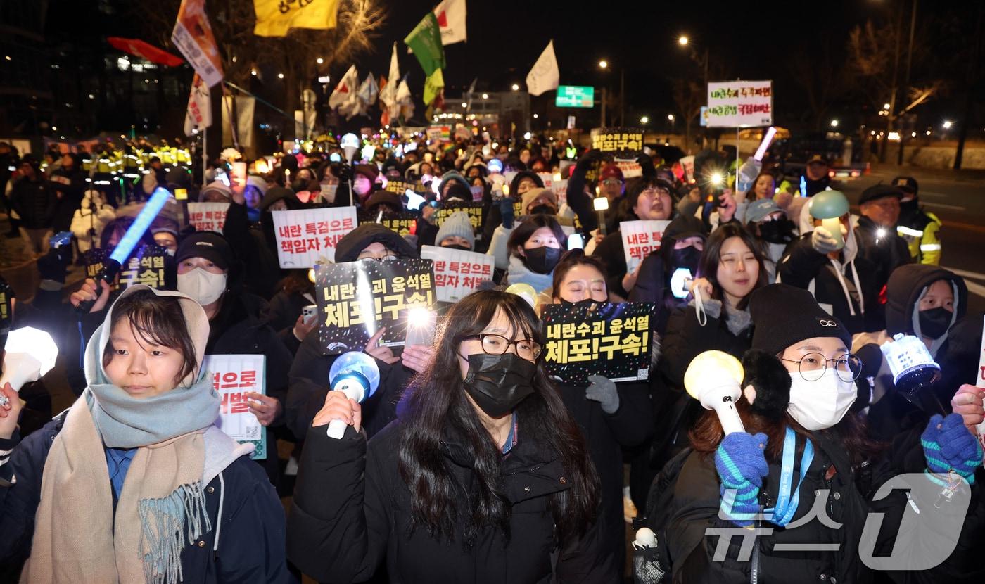 16일 오후 서울 종로구 경복궁 동십자각 일대에서 열린 &#39;윤석열 즉각 파면·처벌 사회대개혁 시민대행진&#39;에서 참가자들이 구호를 외치며 행진하고 있다. 2024.12.16/뉴스1 ⓒ News1 김명섭 기자