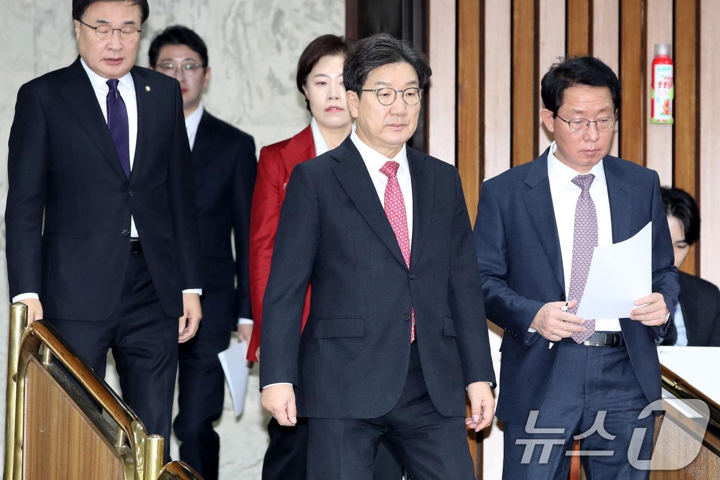 권성동 국민의힘 대표 권한대행 겸 원내대표가 17일 오전 서울 여의도 국회에서 열린 원내대책회의에 참석하고 있다. 2024.12.17/뉴스1 ⓒ News1 이광호 기자