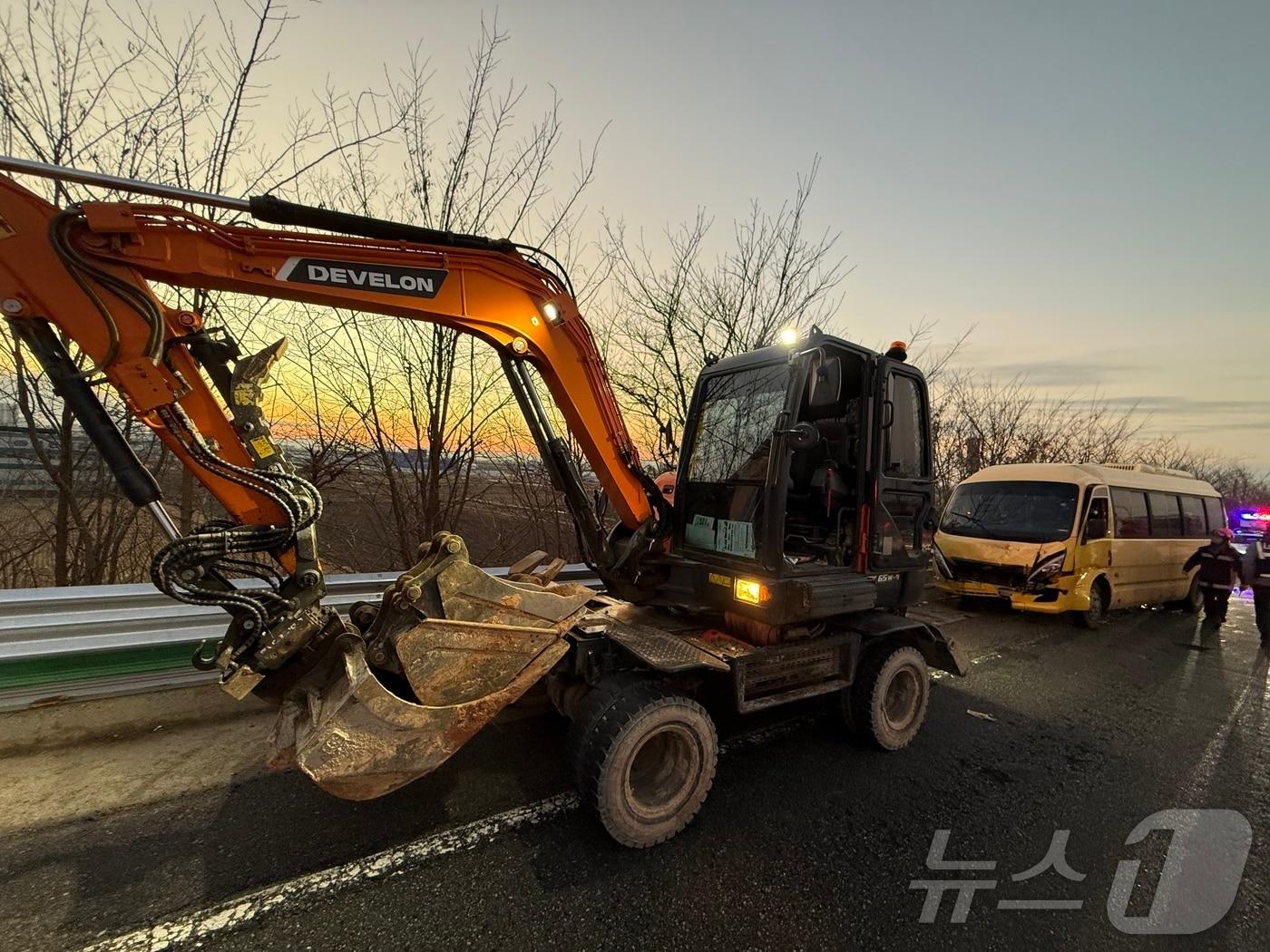 17일 오전 7시 5분께 전북 익산시 송학동 한 도로에서 포크레인과 소형버스가 충돌했다.&#40;전북자치도소방본부 제공&#41; 2024.12.17/뉴스1 