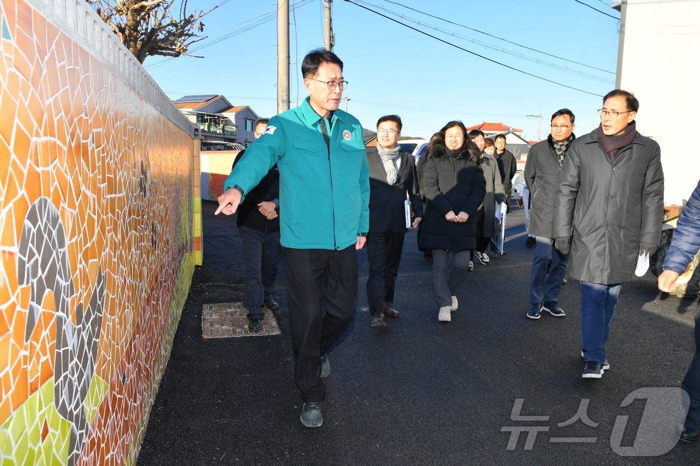 이순걸 울주군수가 웅촌면 하대지구에서 추진 중인 농어촌 취약지구 생활여건 개조사업에 대한 현장 점검을 하고 있다.