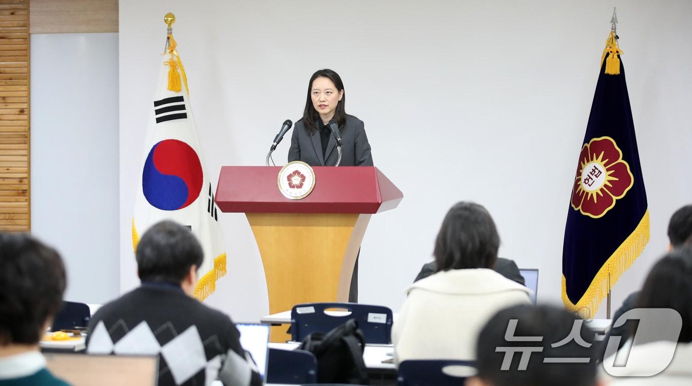 이진 헌법재판소 공보관이 16일 오후 서울 종로구 재동 헌법재판소에서 ‘윤석열 탄핵심판’ 사건 브리핑을 하고 있다. /뉴스1 ⓒ News1 이승배 기자