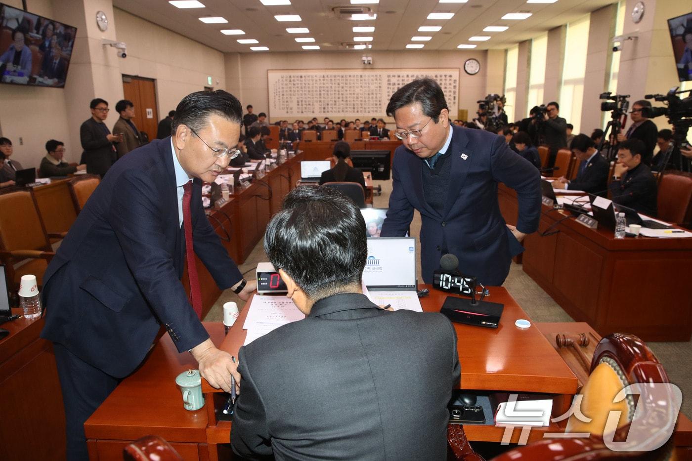 정청래 국회 법사위원장과 여야 간사인 유상범 국민의힘 의원, 김승원 더불어민주당 의원이 17일 오전 서울 여의도 국회에서 열린 법제사법위원회 전체회의에서 논의하고 있다. 2024.12.17/뉴스1 ⓒ News1 이광호 기자