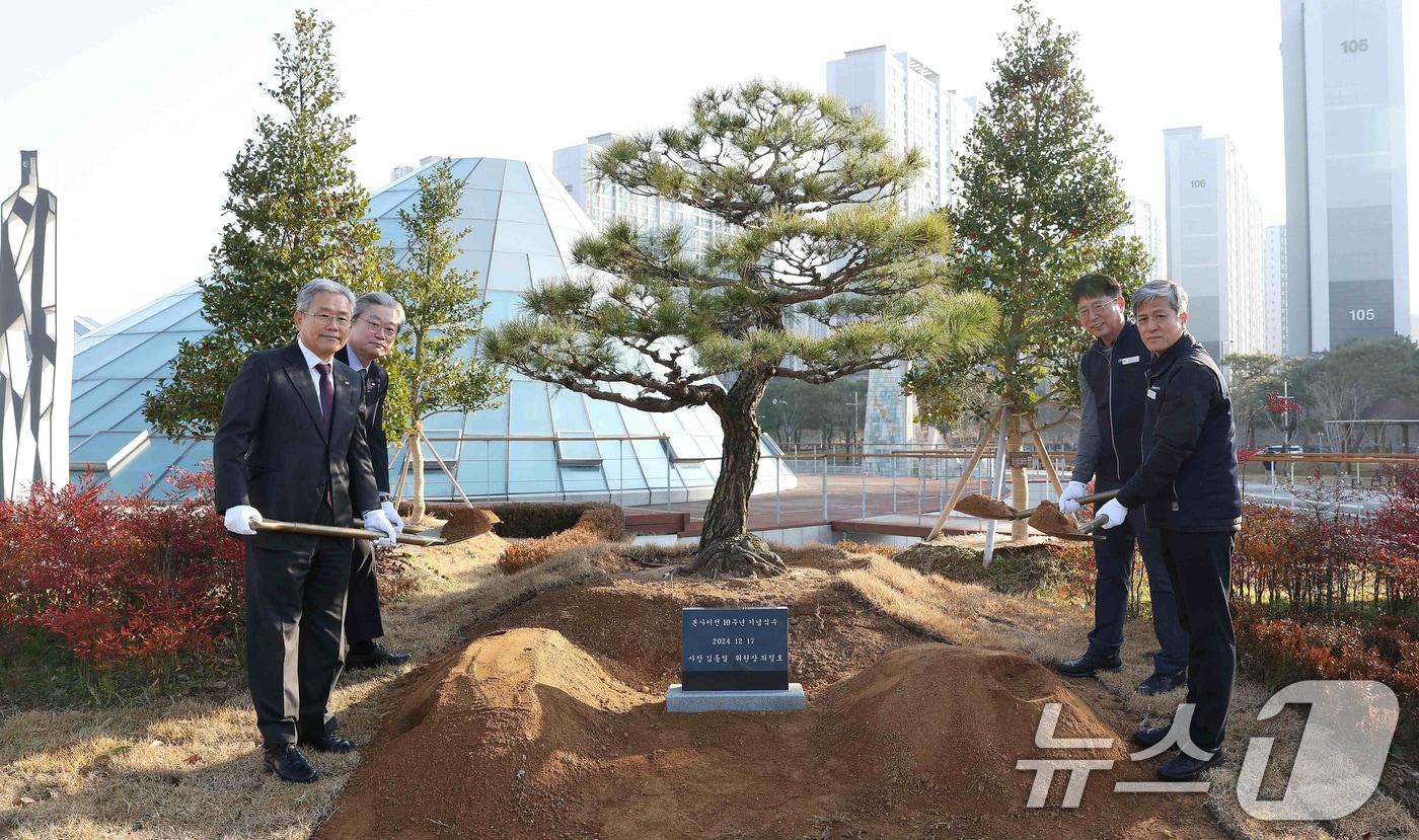 한국전력은 본사가 빛가람혁신도시로 이전한 지 10주년을 맞아 지난 17일 나주 본사에서 노사 대표가 참석하여 기념식수를 시행했다. 사진은 왼쪽부터 한전 김동철 사장, 전영상 상임감사위원, 최연순 수석부위원장, 최철호 노조위원장. &#40;한국전력 제공&#41;2024.12.17/뉴스1