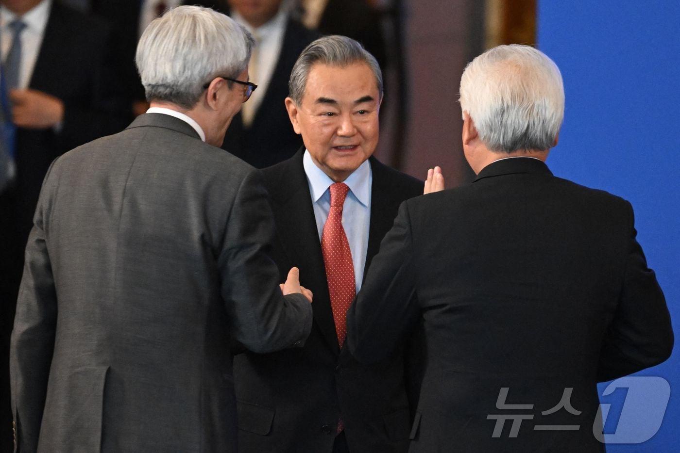 왕이 중국 외교부장이 17일&#40;현지시간&#41; 베이징 댜오위타이 국빈관에서 열린 202 중국 외교 관계 심포지엄 개막식에 도착을 하고 있다. 2024.12.17 ⓒ AFP=뉴스1 ⓒ News1 우동명 기자