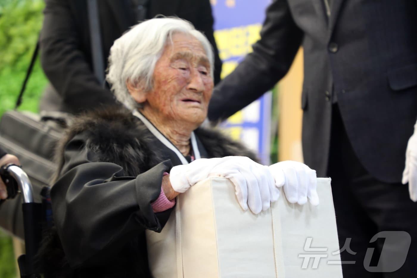 17일 오후 제주국제공항 1층 도착장에서 제주4·3희생자 故&#40;고&#41; 양천종 씨의 유해를 딸 양두영 씨&#40;94&#41;가 영접하며 눈물을 흘리고 있다. 고 양 씨는 1949년 7월 토벌대에게 잡혀 광주형무소에서 수감 중 사망했다. 2024.12.17/뉴스1 ⓒ News1 홍수영 기자