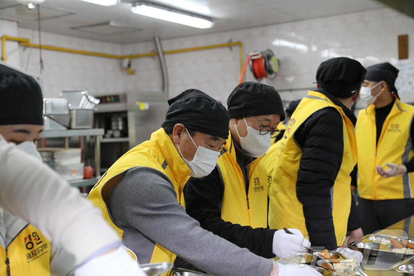 심영섭 강원경제자유구역청장이 17일 동해시 노인종합복지관에서 어르신들에게 배식봉사를 하고 있다.&#40;강원경제자유구역청 제공&#41; 2024.12.17/뉴스1