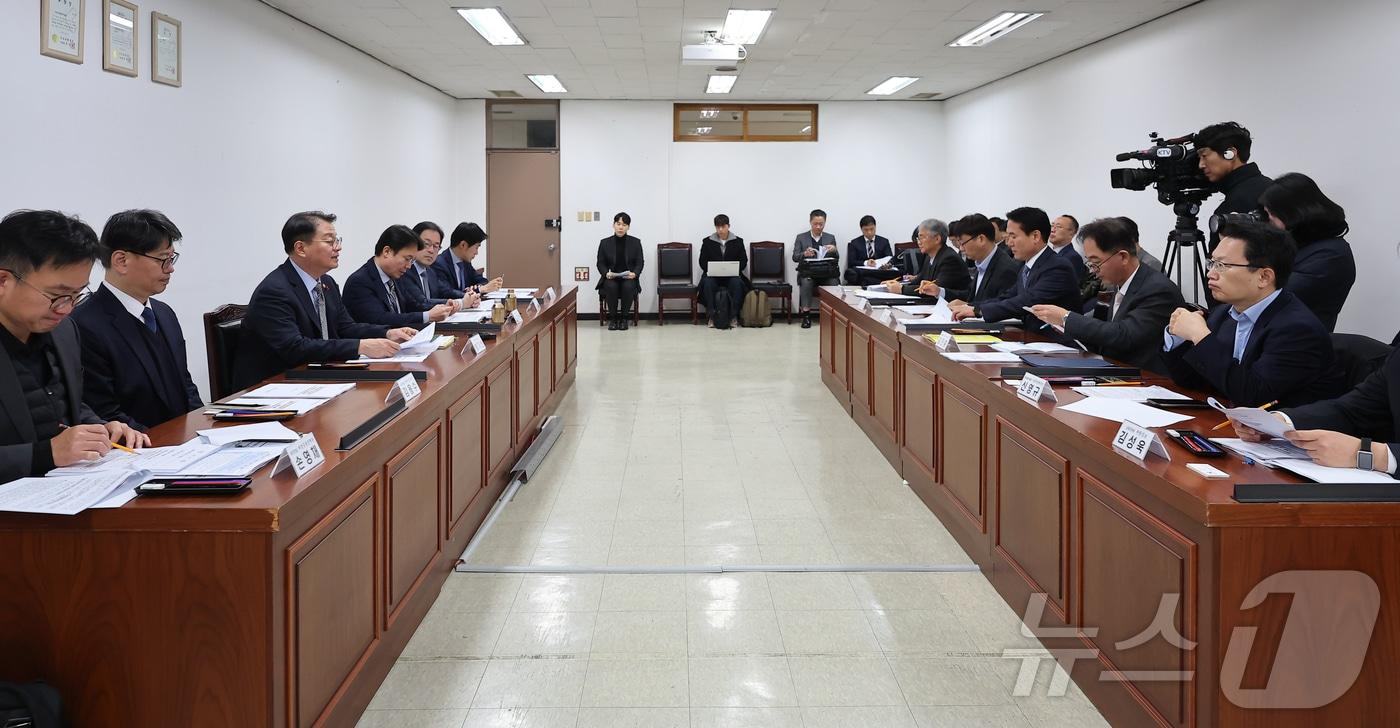 방기선 국무조정실장이 17일 서울 마포구 182경찰민원콜센터에서 열린 불법사금융척결 TF 회의에서 발언하고 있다. 2024.12.17/뉴스1 ⓒ News1 김도우 기자