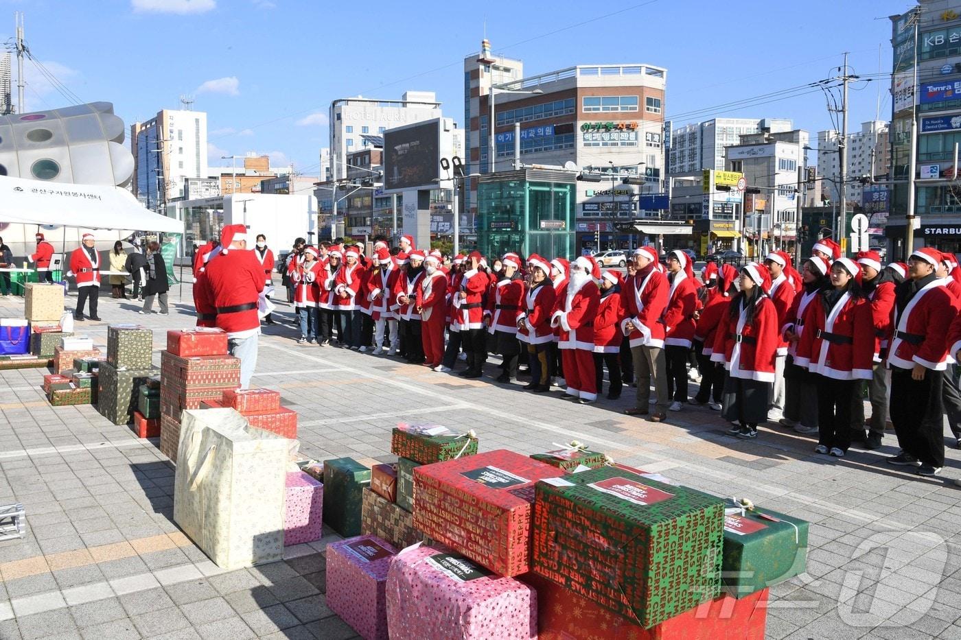 광주 광산구자원봉사센터 봉사자 100명이 17일 광주 송정역광장에서 자립 준비 청년에게 선물과 메시지를 전달하는 &#39;산타와 함께하는 다정한 하루&#39;를 진행하고 있다. &#40;센터 제공&#41; 2024.12.17/뉴스1 