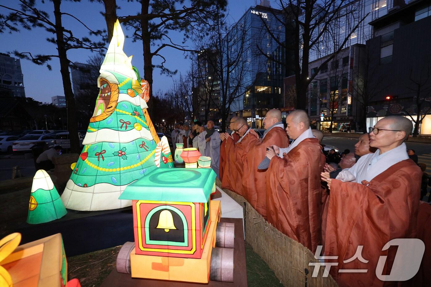 서울 종로구 조계사 앞에서 17일 열린 크리스마스 트리 점등식에서 스님들이 트리를 바라보고 있다. /뉴스1 ⓒ News1 신웅수 기자