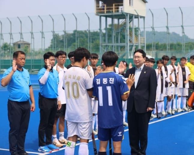 이상현 대한하키협회장&#40;검은색 정장&#41;이 클린하키 선서를 하는 모습. &#40;대한하키협회 제공&#41;