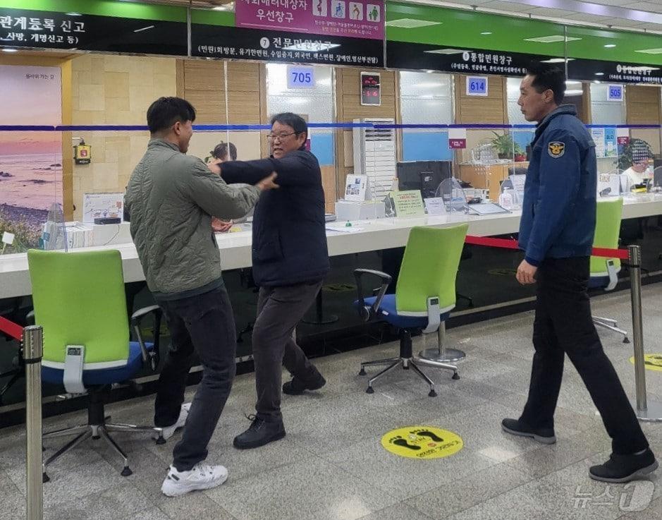 울산 동구가 17일 구청 민원실에서 &#39;2024년 하반기 민원실 비상상황 대비 모의훈련&#39;을 실시했다.&#40;울산동구청제공&#41;