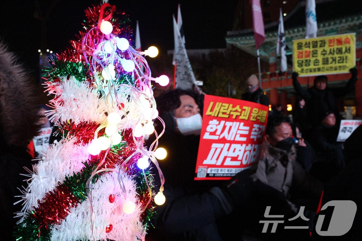 17일 오후 서울 종로구 보신각 앞에서 열린 윤석열 체포·김건희 구속 촛불대행진에 참가한 시민들이 윤석열을 체포하라는 구호를 외치고 있다. 2024.12.17/뉴스1 ⓒ News1 신웅수 기자