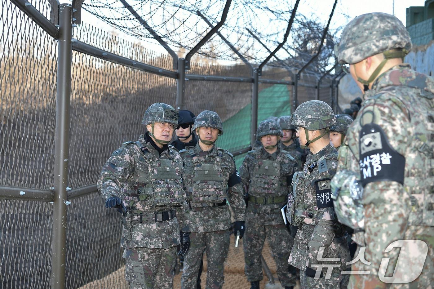 김명수 합참의장이 15사단 예하 GP를 찾아 군사대비태세를 점검하고 장병들을 격려하고 있다. &#40;합참 제공&#41; 2024.12.17/뉴스1 ⓒ News1 신웅수 기자