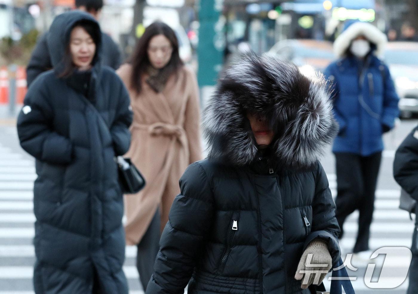 서울의 최저기온이 영하6도까지 떨어지는 등 올 겨울 최고 추위를 보인 18일 오전 서울 세종대로 사거리에서 두꺼운 옷차림의 시민들이 발걸음을 재촉하고 있다. 2024.12.18/뉴스1 ⓒ News1 박세연 기자