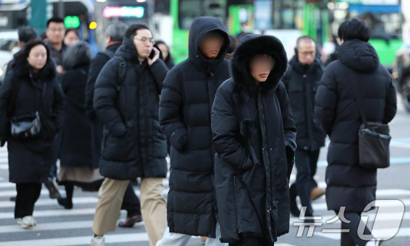 서울의 최저기온이 영하6도까지 떨어지는 등 올 겨울 최고 추위를 보인 18일 오전 서울 세종대로사거리에서 두꺼운 옷차림의 출근길 시민들이 발걸음을 재촉하고 있다. 2024.12.18/뉴스1 ⓒ News1 박세연 기자