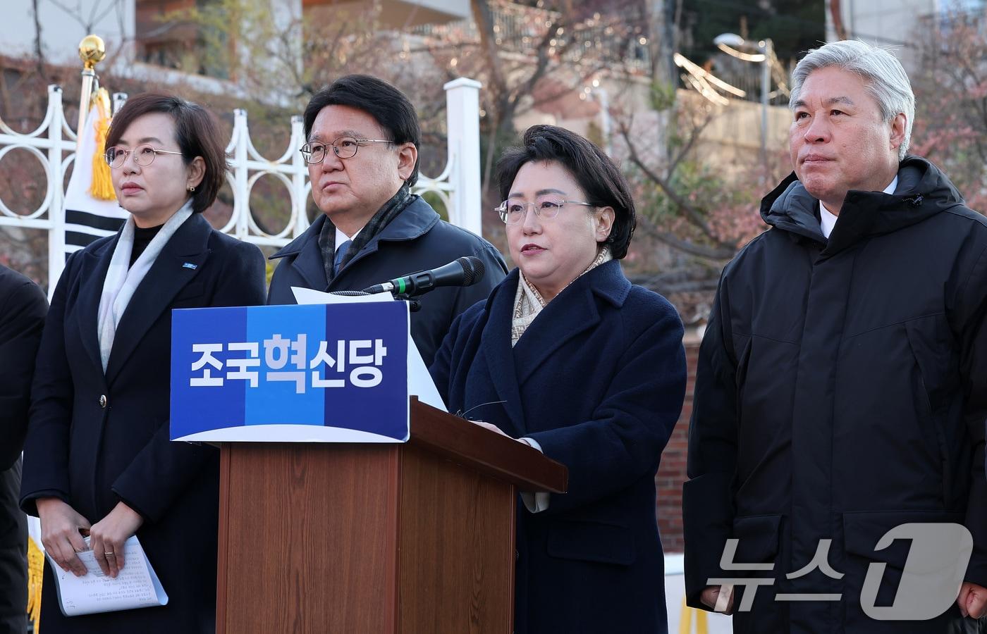 김선민 조국혁신당 당대표 권한대행이 18일 오전 서울 용산구 한남동 대통령 관저 인근에서 열린 &#39;3년은너무길다특별위원회&#40;탄추위&#41;&#39; 기자회견에서 발언하고 있다. 2024.12.18/뉴스1 ⓒ News1 김성진 기자