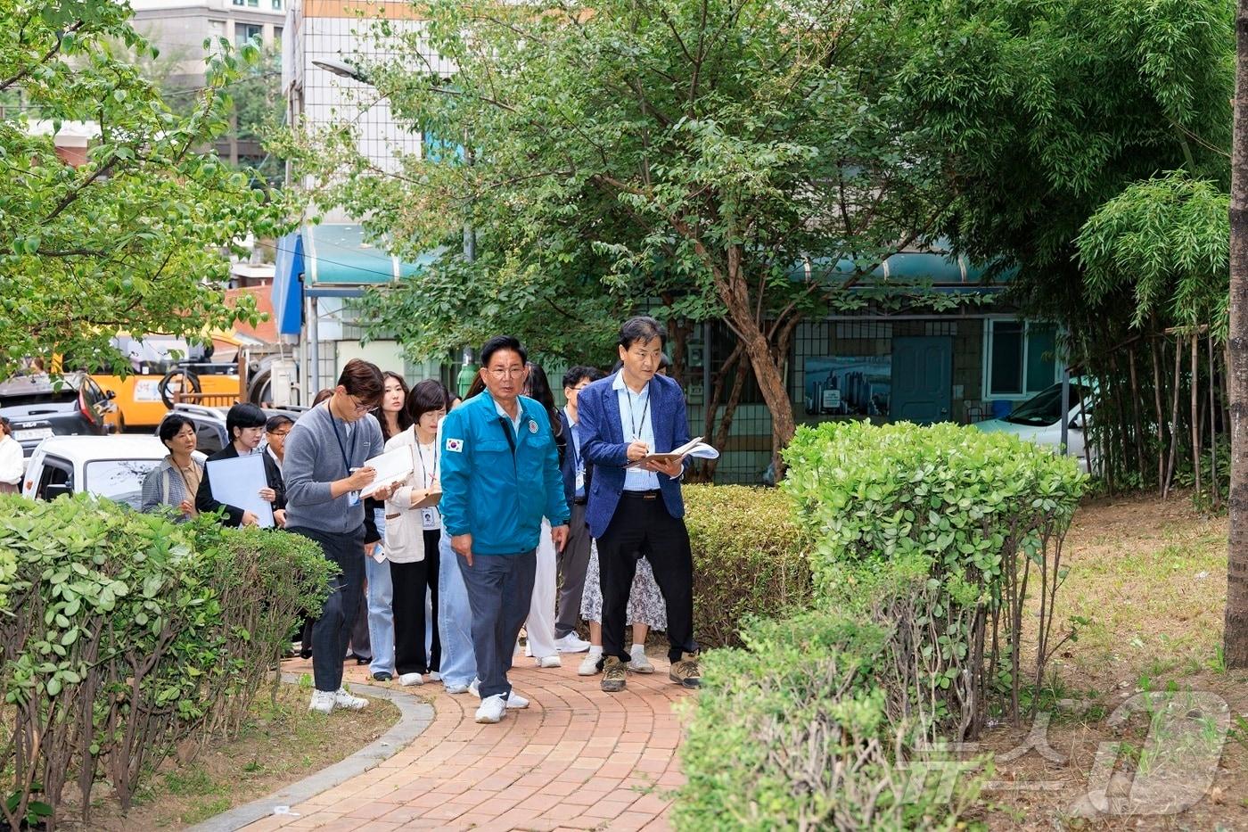 박강수 마포구청장이 지역 내 소공원의 치안 상태와 현황을 살펴보고 있다.&#40;마포구청 제공&#41;