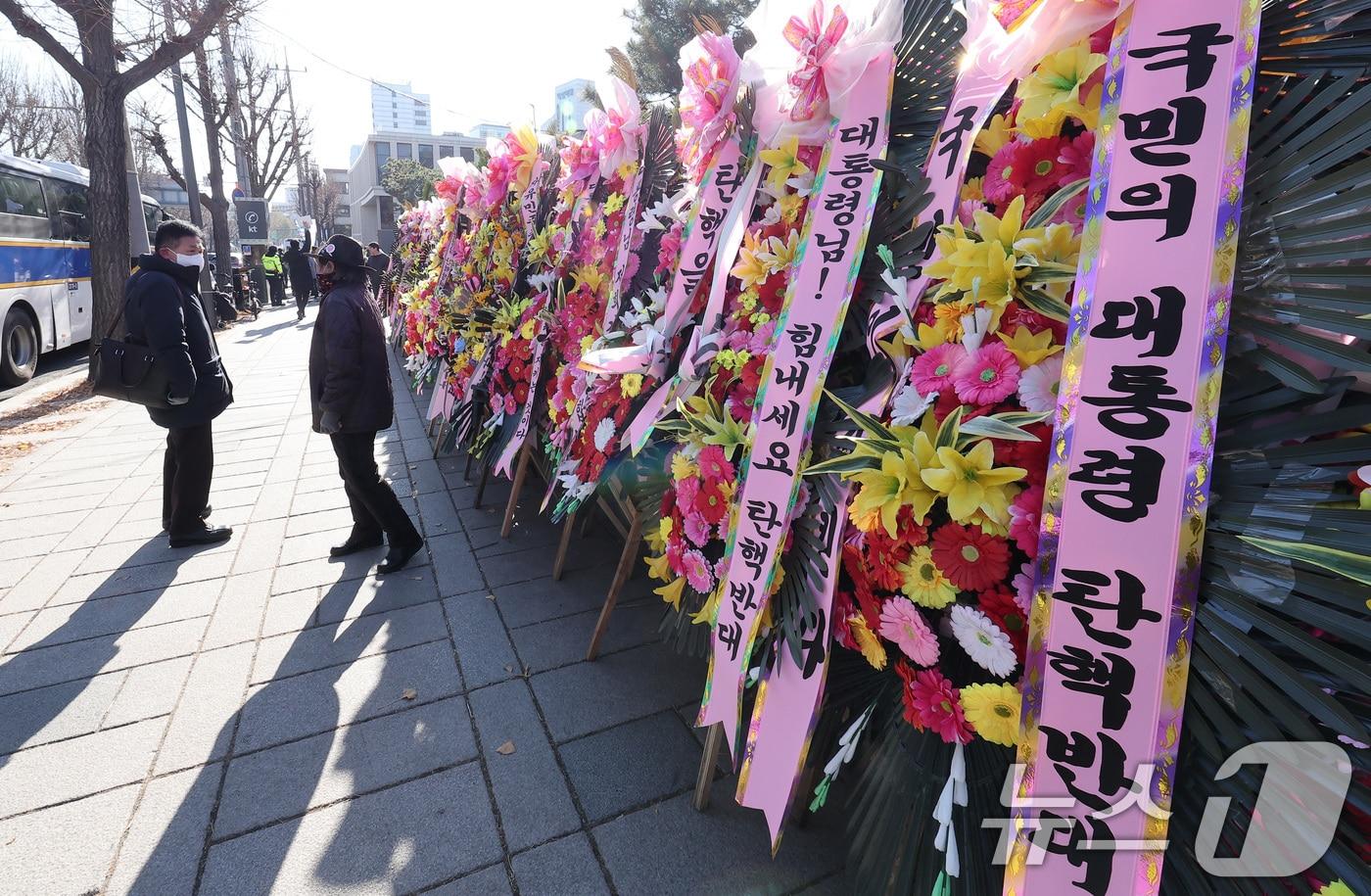 12.3 비상계엄 관련 윤석열 대통령의 탄핵심판을 앞둔 18일 서울 종로구 헌법재판소 앞에 탄핵을 반대하는 화환이 놓여져 있다. 이날 헌법재판소는 윤석열 대통령에게 24일까지 계엄을 논의한 국무회의 회의록을 제출하라고 요구했다. 2024.12.18/뉴스1 ⓒ News1 김성진 기자