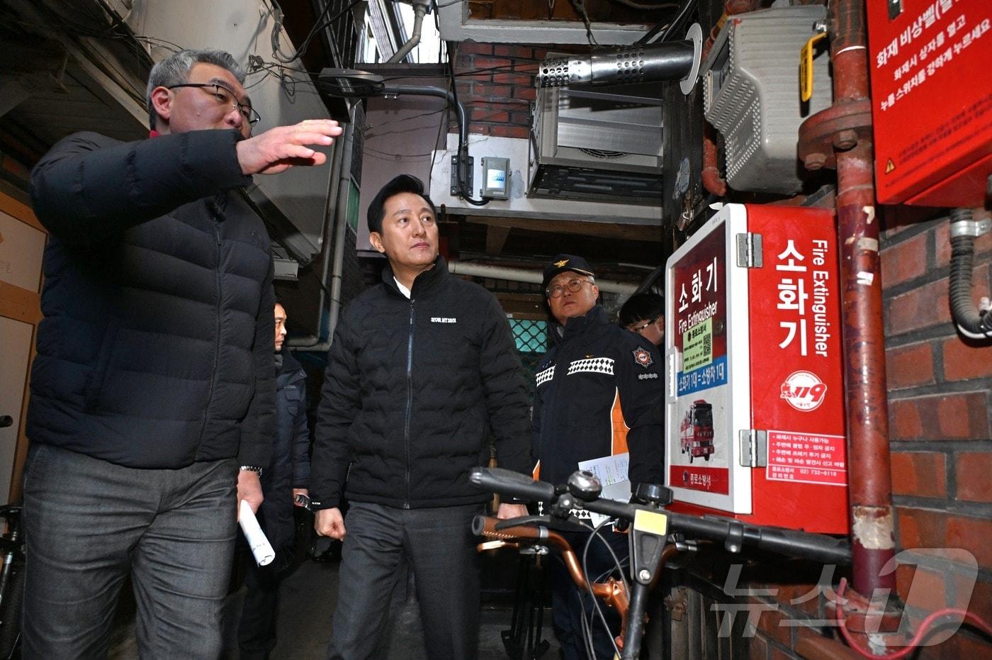 오세훈 서울시장이 18일 돈의동 쪽방촌을 찾아 화재 안전 시설을 점검하는 모습. &#40;서울시 제공&#41;ⓒ 뉴스1