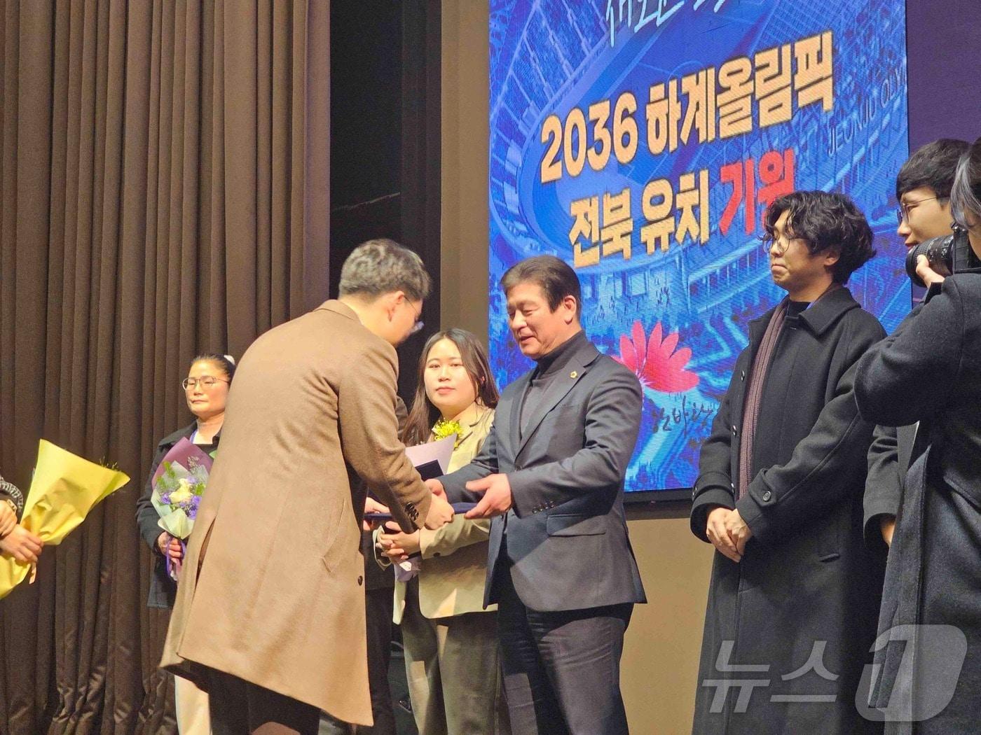 최형열 전북자치도의회 기획행정위원장이 전주 그랜드힐스턴 호텔에서 열린 ‘2024년 체육발전유공자 시상식’에서 전주시체육회로부터 공로상을 받고 있다.&#40;의회제공&#41;2024.12.18/뉴스1