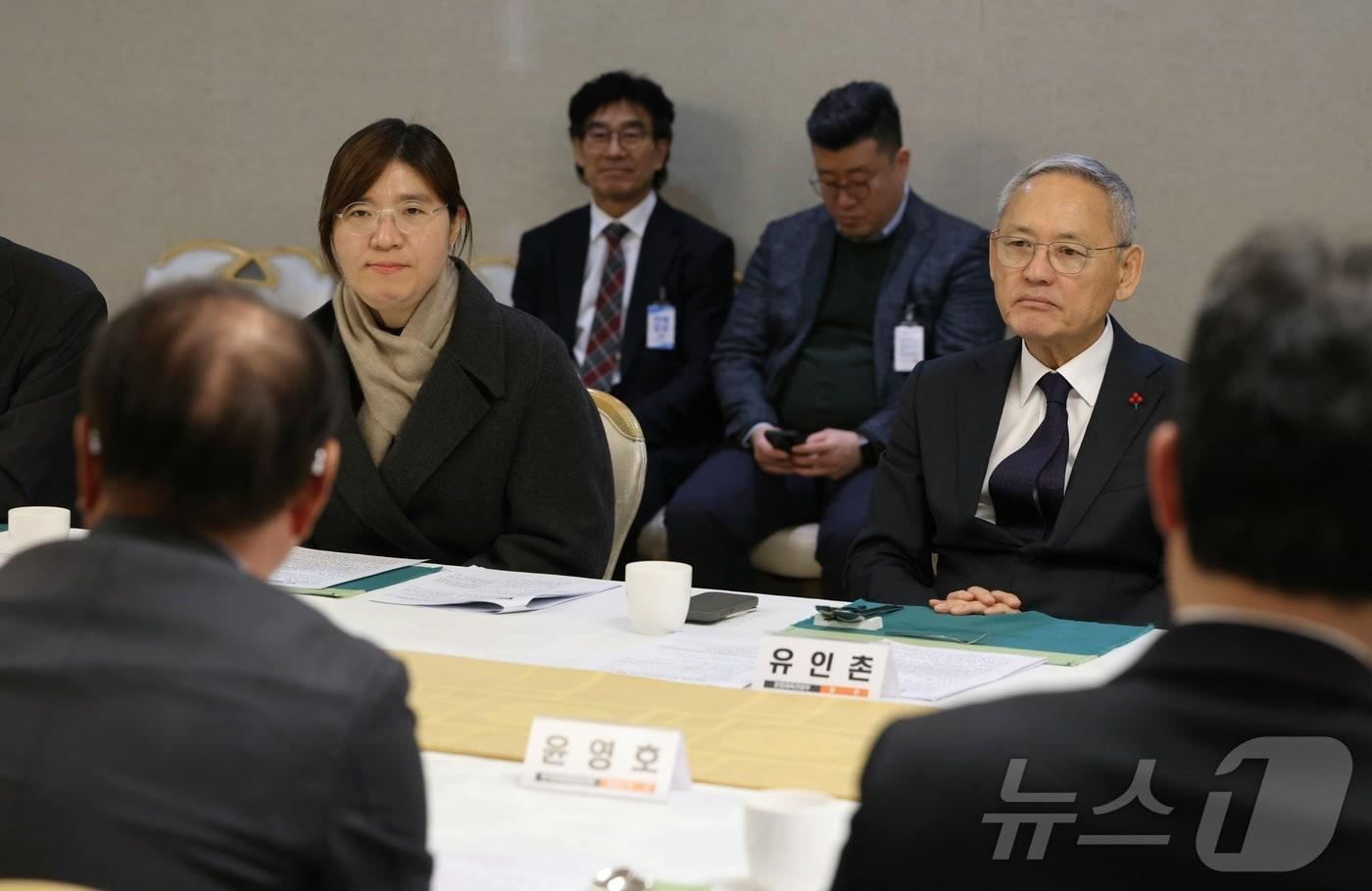 유인촌 문화체육관광부 장관과 장미란 제2차관이 18일 서울 종로구 정부서울청사 본관 광화문홀에서 열린 관광분야 현안 대책회의에서 관광협회와 여행사, 관광호텔 등 관광업계의 관계자들을 만나 최근의 국내 상황으로 인한 방한 관광시장 동향을 점검하고 관광업계의 현안을 신속하게 해결하는 선제 대응 방안을 모색하고 있다. &#40;문화체육관광부 제공&#41; 2024.12.18/뉴스1