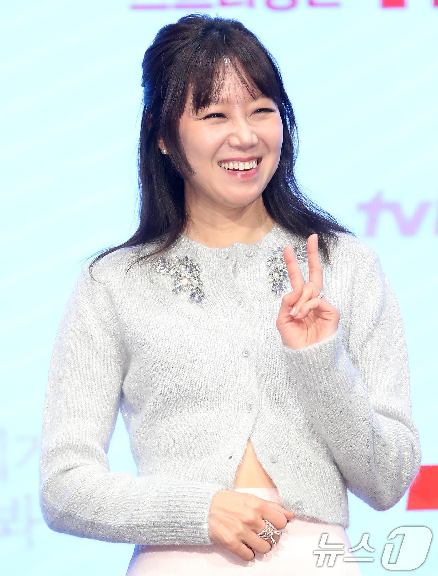 배우 공효진이 18일 오후 서울 구로구 신도림 더 세인트에서 열린 tvN 새 토일드라마 &#39;별들에게 물어봐&#39; &#40;극본 서숙향, 연출 박신우&#41; 제작발표회에 참석해 포즈를 취하고 있다. &#39;별들에게 물어봐&#39;는 무중력 우주 정거장에서 일하는 보스 이브&#40;공효진 분&#41;와 비밀스러운 미션을 가진 불청객 공룡&#40;이민호 분&#41;의 지구 밖 생활기를 그린 작품이다. 2024.12.18/뉴스1 ⓒ News1 권현진 기자