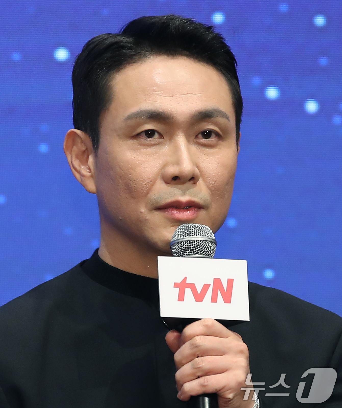 배우 오정세가 18일 오후 서울 구로구 신도림 더 세인트에서 열린 tvN 새 토일드라마 &#39;별들에게 물어봐&#39; &#40;극본 서숙향, 연출 박신우&#41; 제작발표회에 참석해 포즈를 취하고 있다. &#39;별들에게 물어봐&#39;는 무중력 우주 정거장에서 일하는 보스 이브&#40;공효진 분&#41;와 비밀스러운 미션을 가진 불청객 공룡&#40;이민호 분&#41;의 지구 밖 생활기를 그린 작품이다. 2024.12.18/뉴스1 ⓒ News1 권현진 기자