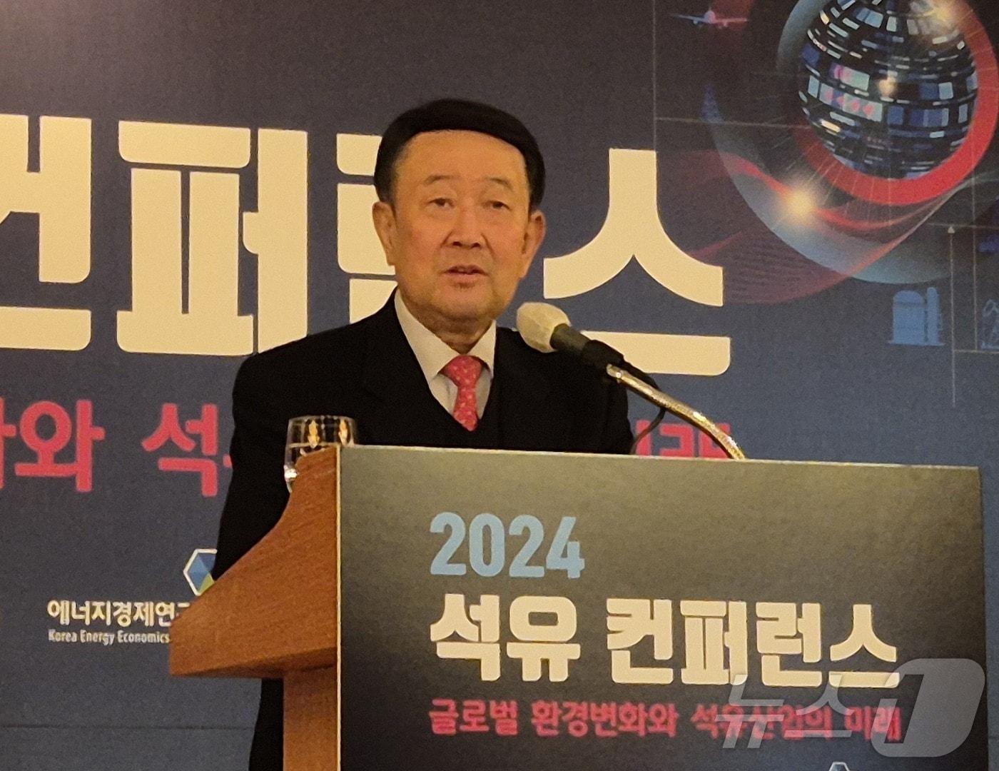 박주선 대한석유협회 회장이 18일 서울 중구 롯데호텔에서 열린 &#39;2024 석유컨퍼런스&#39;에서 개회사를 하고 있다. 2024.12.18/뉴스1 ⓒ News1 최동현 기자