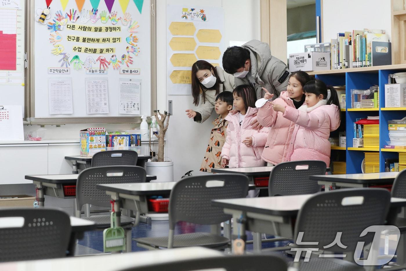 18일 오후 경기 수원시 팔달구 팔달초등학교에서 열린 2025학년도 신입생 예비소집에서 예비신입생들과 학부모가 1학년 교실을 살펴보고 있다. 2024.12.18/뉴스1 ⓒ News1 김영운 기자