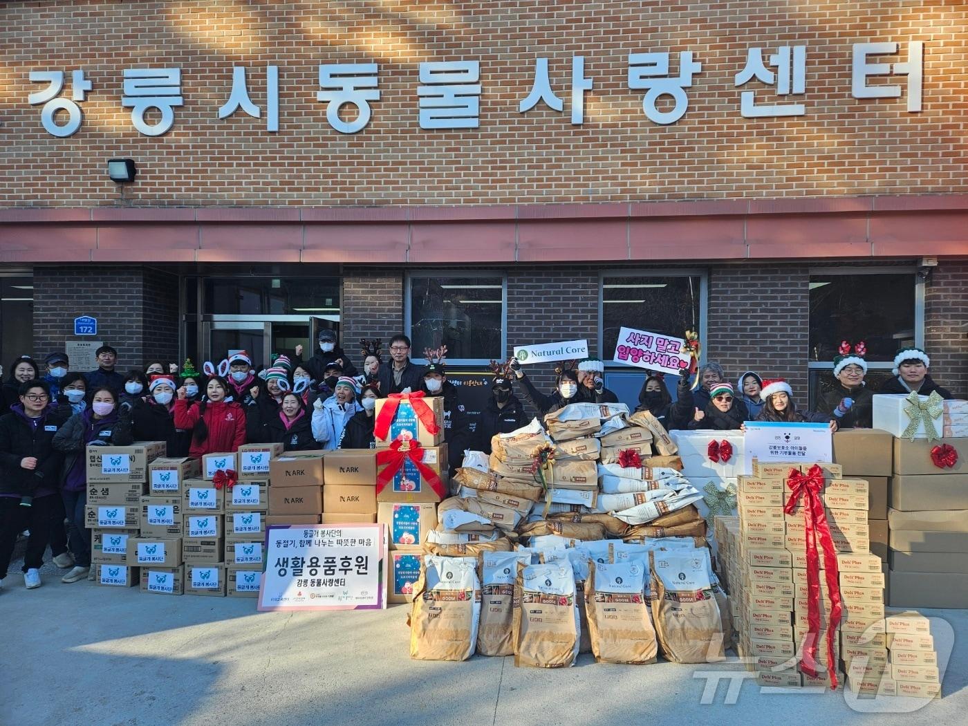 18일 강원 강릉시 동물사랑센터에서 열린 대규모 입양행사를 주최한 동물보호단체&#40;케이케이나인레스큐, 도로시지켜줄개, 코리안독스, 유엄빠, t.b.t, CRK&#41;가 센터에 사료와 배변패드 등을 전달하고 있다.&#40;강릉시 제공&#41; 2024.12.18/뉴스1