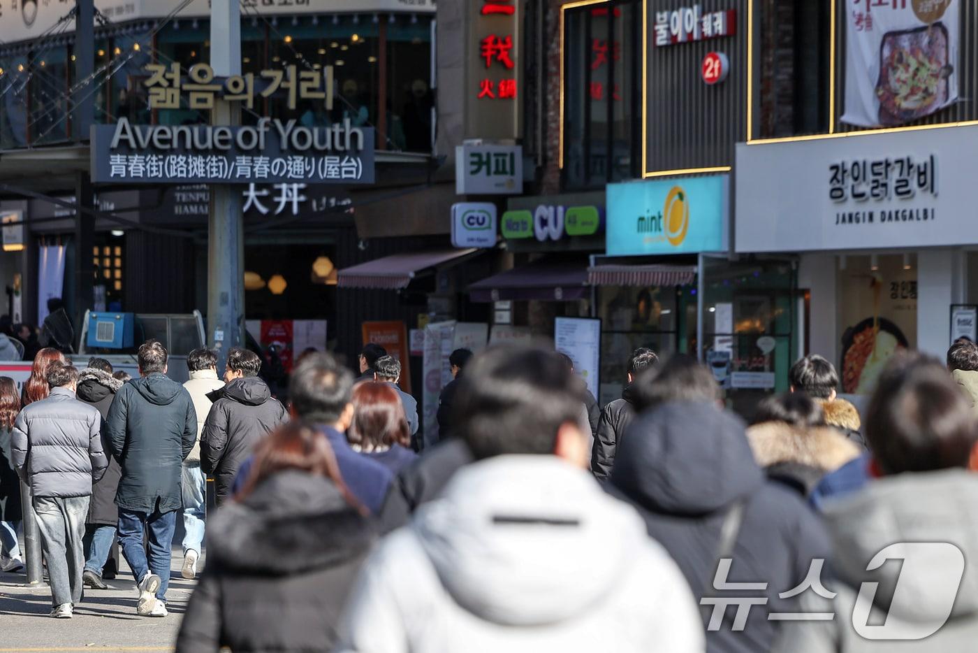 서울 중구의 오피스 밀집 지역에서 직장인들이 점심시간을 맞아 종로3가 일대 먹자골목으로 향하고 있다. 2024.12.18/뉴스1 ⓒ News1 민경석 기자