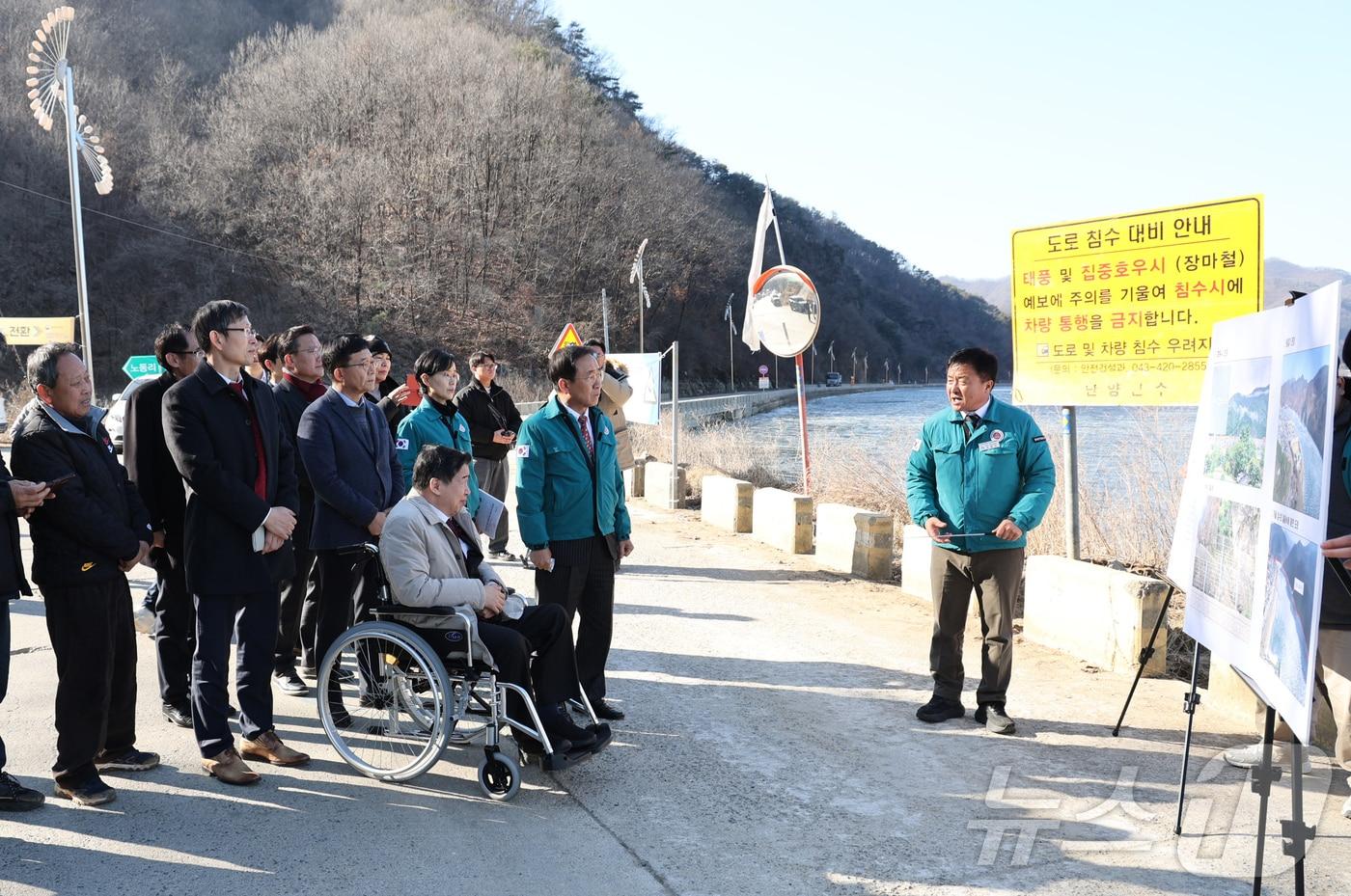 유철환 국민권익위원장이 18일 마을 진입로 상습 침수와 낙석 문제로 집단 고충민원이 제기된 충북 단양군 양백마을 현장을 찾아 관계자 설명을 듣고 있다. &#40;국민권익위원회 제공&#41; 2024.12.18/뉴스1