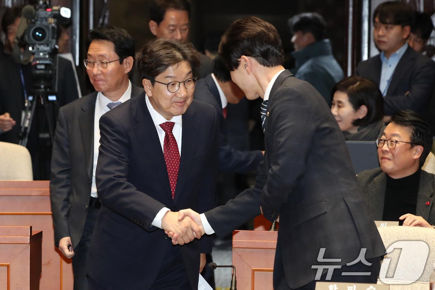 권성동 국민의힘 대표 권한대행 겸 원내대표가 18일 오후 서울 여의도 국회에서 열린 비상의원총회에 참석하고 있다. 2024.12.18/뉴스1 ⓒ News1 이광호 기자