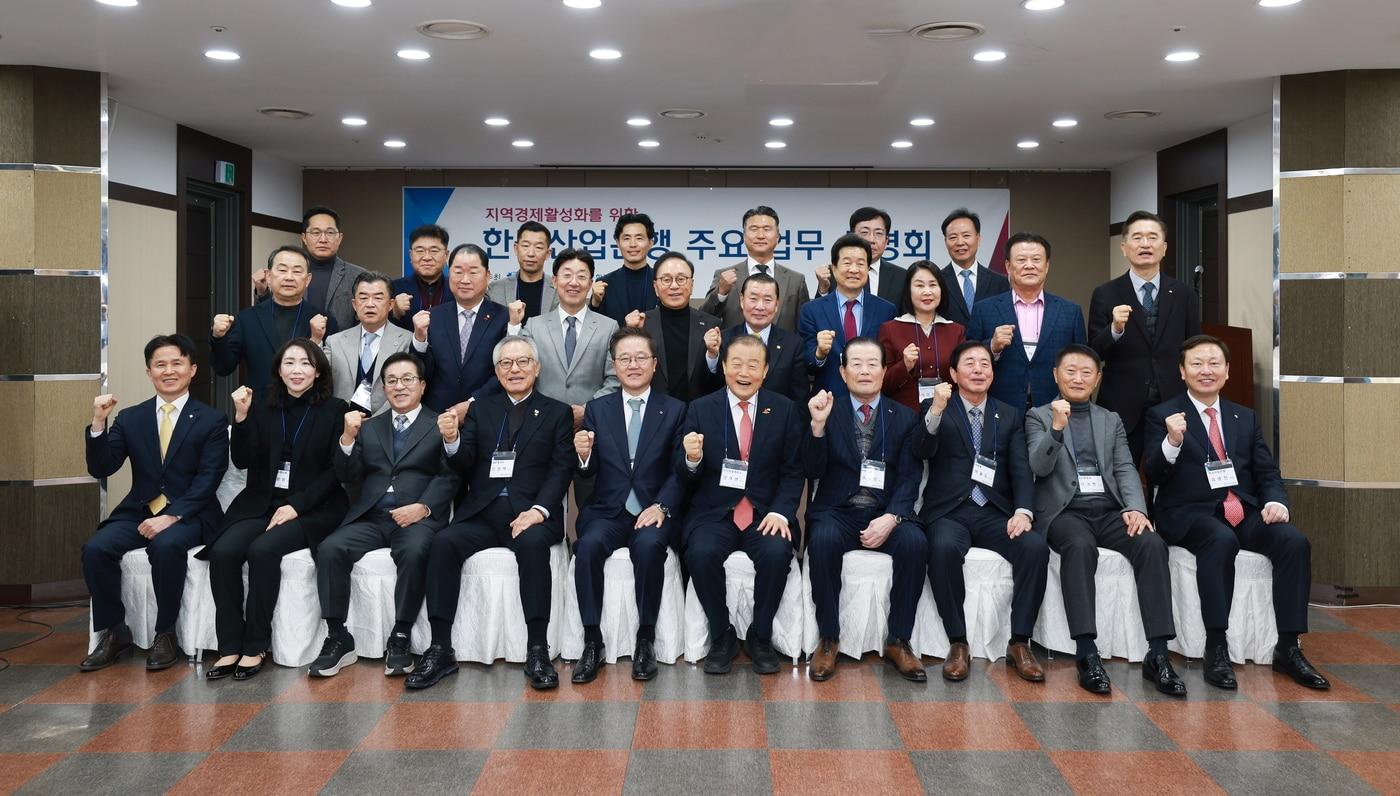 &#40;첫째줄 왼쪽부터&#41; 한국산업은행 동남권지역본부 신종도 본부장, 성우하이텍 이보람 부사장, 씨티알 강태룡 회장, 세운철강 신정택 회장, 한국산업은행 강석훈 회장, 부산상공회의소 양재생 회장, 윈스틸 송규정 회장, 태웅 허용도 회장, 신화정공 이귀현 회장, 한국산업은행 김영진 부행장 &#40;한국산업은행 제공&#41;