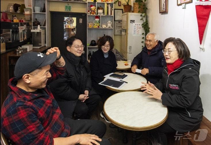 박희영 용산구청장&#40;맨 우측&#41;이 해방촌에 있는 카페를 방문해 상인과 대화를 나누며 격려하는 모습. &#40;용산구 제공&#41;