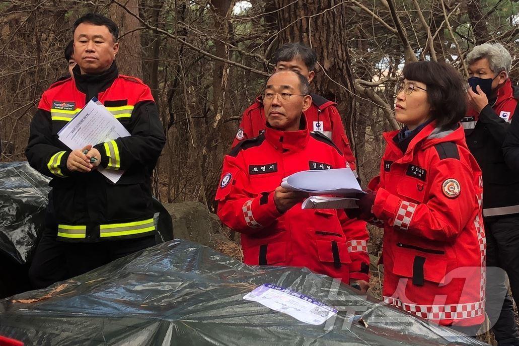 이미라 산림청 차장&#40;오른쪽&#41;이 정세권 보령시 산림과장&#40;가운데&#41;과 보령시 청라면 일대 소나무재선충병 방제현장을 점검하고 있다. &#40;산림청 제공&#41;/뉴스1