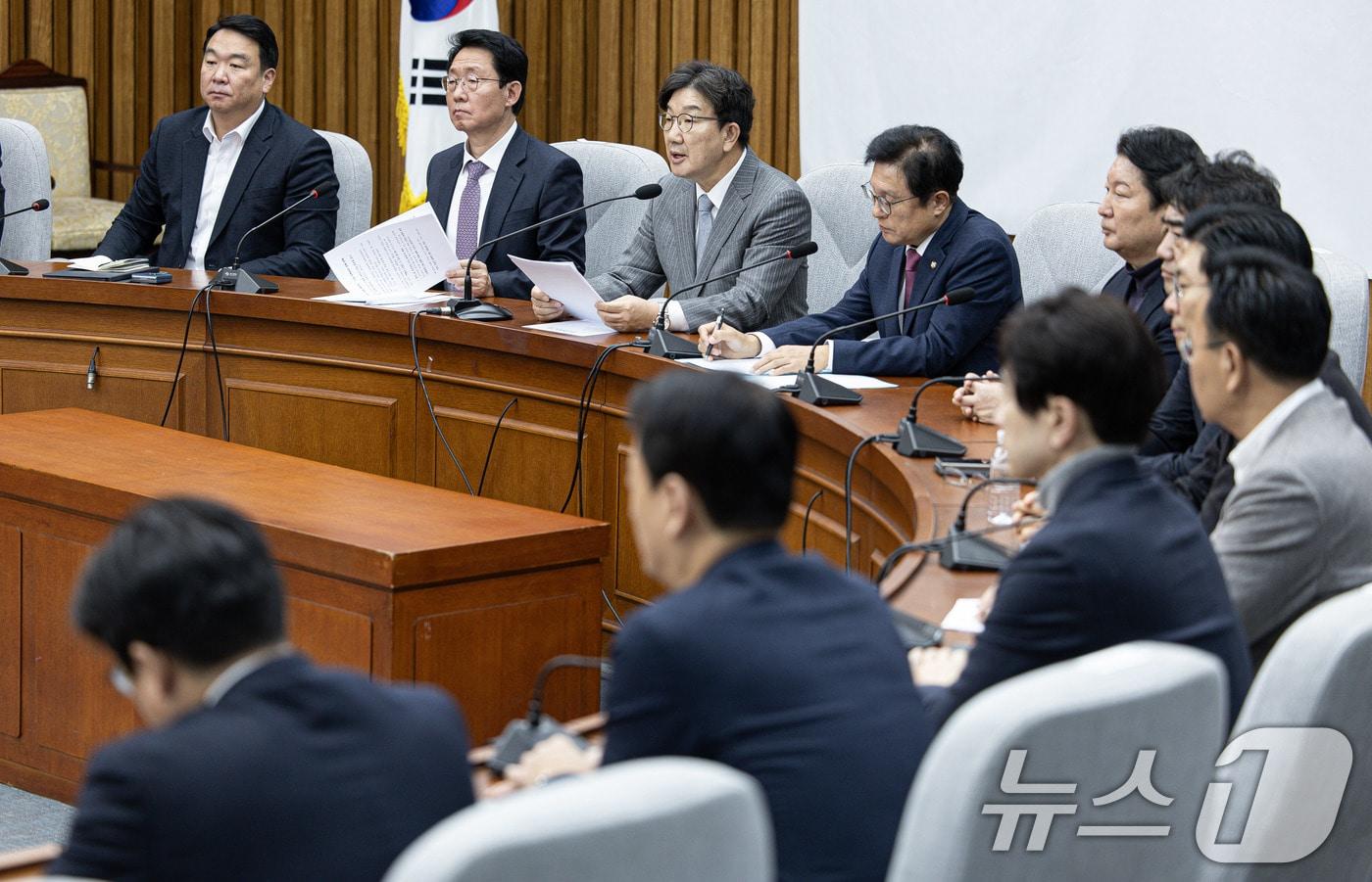 권성동 국민의힘 대표 권한대행 겸 원내대표가 19일 오전 서울 여의도 국회에서 열린 원내대책회의에서 발언을 하고 있다. 2024.12.19/뉴스1 ⓒ News1 이재명 기자